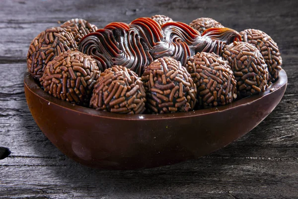 Бразильское Пасхальное Яйцо Фаршированное Гранулированным Шоколадом Сливками Вкус Ложкой Пасхальная — стоковое фото
