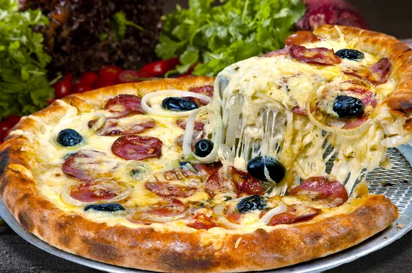 Pizza Pepperoni Com Fatias Cebola Assadas Forno Lenha — Fotografia de Stock