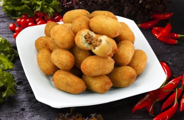 Brezilya atıştırmalıkları, partiler için geleneksel atıştırmalıklar, etli börek.