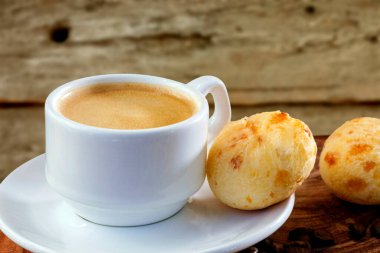 Brezilya usulü peynir, pao de queijo, Brezilya usulü aperatif ve bir fincan kahve.