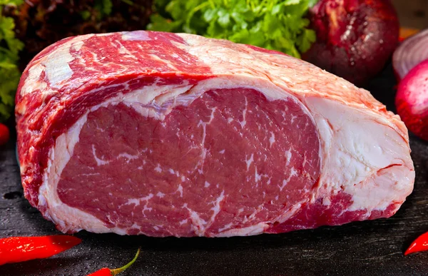 Kırmızı Çiğ Biftek Bifteğine Karşı Angus — Stok fotoğraf