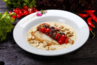 Balık fileto, kestane ve zeytinli risotto.