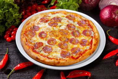 Pizza mozzarella pepperoni, İtalyan yemeği.