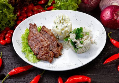 Patates ve pirinçli biftek.