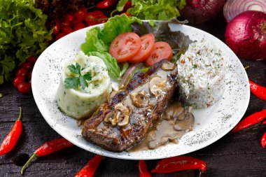 Patates ve pilav izole beyaz arka planda sığır eti biftek