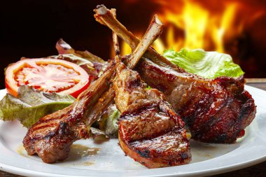 Marul ve domatesli kuzu pirzolası.