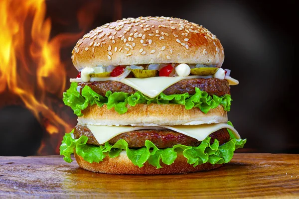 Doppeltes Burger Essen Groß — Stockfoto