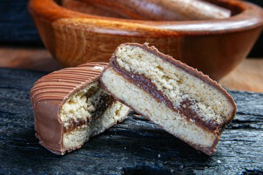 Çikolatayla doldurulmuş Alfajor