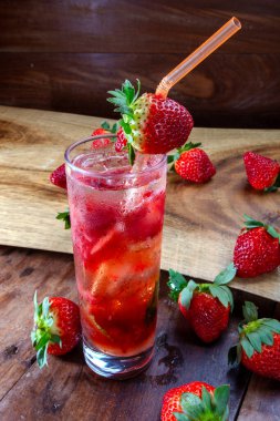 Taze meyve ve buzlu çilek kokteyli.