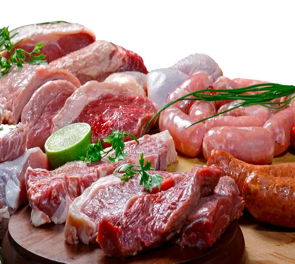 肉品，牛肉，鸡肉，猪肉，香肠，木薯 图库图片