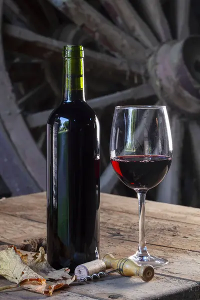 Glas Und Flasche Rotwein Stockfoto