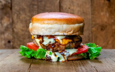 El yapımı gurme burger.