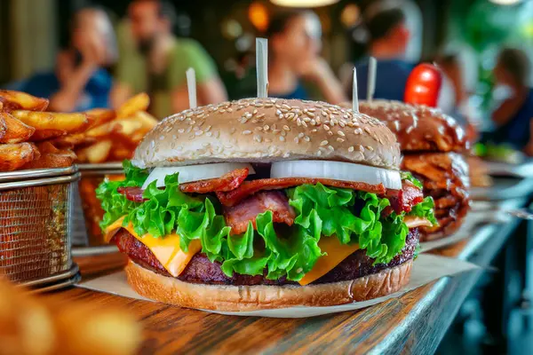 Szaftos Hamburgerbár Egy Találkozóhely Barátoknak Hogy Beszélgessenek Jogdíjmentes Stock Képek