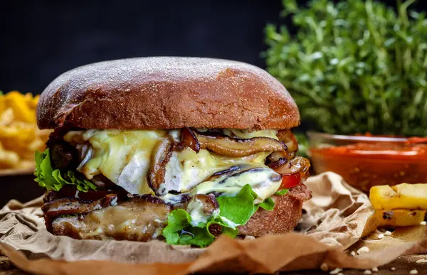 Hausgemachter Burger Mit Pilzen Und Australischem Brot Stockbild