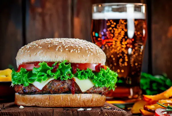 Соковитий Гамбургер Свіжими Овочами Холодним Пивом Дерев Яному Столі Стокове Зображення
