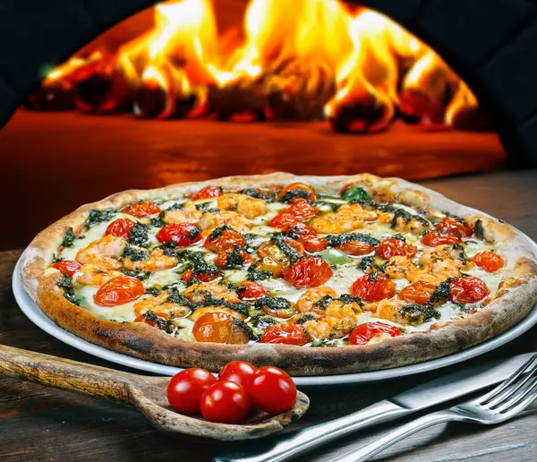 Garnelen Pizza Mit Kirschtomaten lizenzfreie Stockbilder