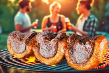 Aile ve arkadaşlarla barbekü, biftekçide biftek, dilimlenmiş picanha.