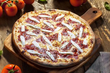 Mozzarella ve domates soslu Palmito pizzası.