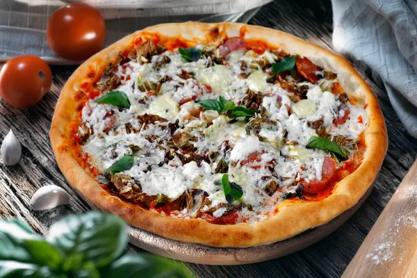 Pizza Mozzarella Und Tomaten Holzofen Gebraten Stockbild