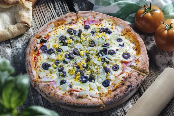 Portugál Pizza Hagyma Paprika Pepperoni Tojás Olíva Stock Fotó