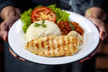 Pirinç fasulyesi ızgara tavuk salatası ve farofa.