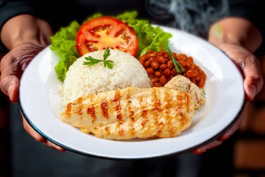 Pirinç fasulyesi ızgara tavuk salatası ve farofa.