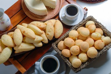 Peynirli ekmek, kahve ve peynir.