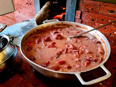 Fayjoada odun sobasında pilav ve farofa ile pişirilir.