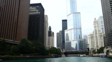 Chicago Nehri 'ndeki bir tekneden Chicago manzarası.