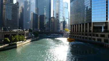 Chicago Nehri 'ndeki bir tekneden Chicago manzarası.