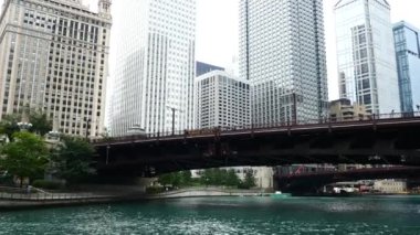 Chicago Nehri 'ndeki bir tekneden Chicago manzarası.