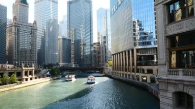 Chicago Nehri 'ndeki bir tekneden Chicago manzarası.