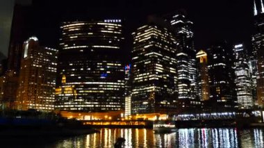 Chicago Nehri 'ndeki bir tekneden Chicago manzarası.