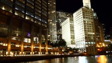 Chicago Nehri 'ndeki bir tekneden Chicago manzarası.