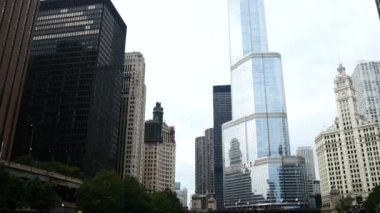 Chicago Nehri 'ndeki bir tekneden Chicago manzarası.