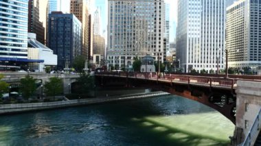 Chicago Nehri 'ndeki bir tekneden Chicago manzarası.