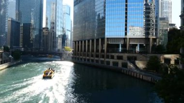 Chicago Nehri 'ndeki bir tekneden Chicago manzarası.