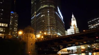 Chicago Nehri 'ndeki bir tekneden Chicago manzarası.