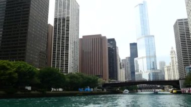 Chicago Nehri 'ndeki bir tekneden Chicago manzarası.