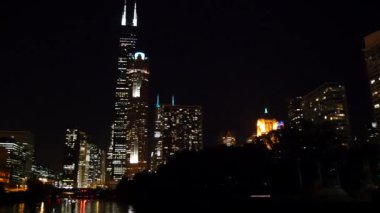 Chicago Nehri 'ndeki bir tekneden Chicago manzarası.