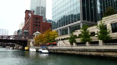 Chicago Nehri 'ndeki bir tekneden Chicago manzarası.