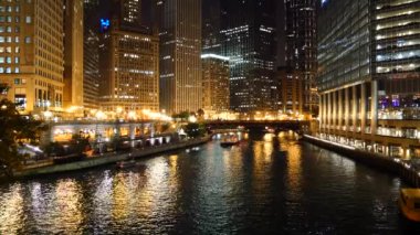 Chicago Nehri 'ndeki bir tekneden Chicago manzarası.