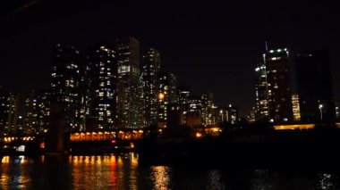 Chicago Nehri 'ndeki bir tekneden Chicago manzarası.