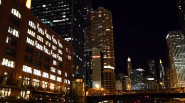 Chicago Nehri 'ndeki bir tekneden Chicago manzarası.