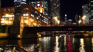 Chicago Nehri 'ndeki bir tekneden Chicago manzarası.