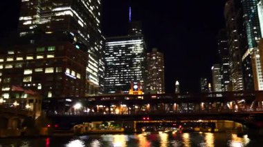 Chicago Nehri 'ndeki bir tekneden Chicago manzarası.