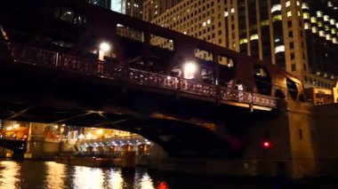 Chicago Nehri 'ndeki bir tekneden Chicago manzarası.