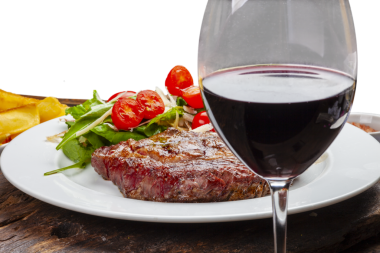Salatalı biftek, bir bardak kırmızı şarap.
