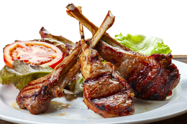 Marul ve domatesli kuzu pirzolası.