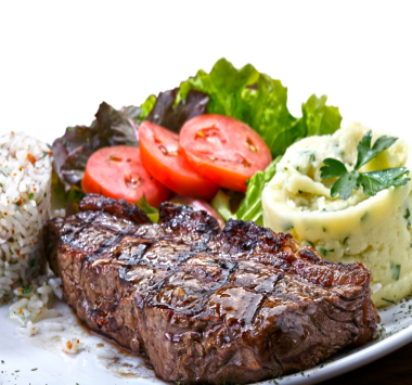 Taze ızgara et. Izgara biftek, patates pilavı ve salata.